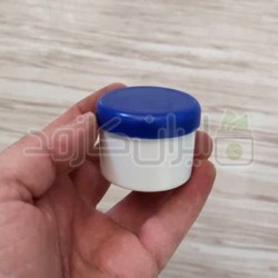 ظرف کرم 30گرمی تک جداره سفید با درب آبی تیره